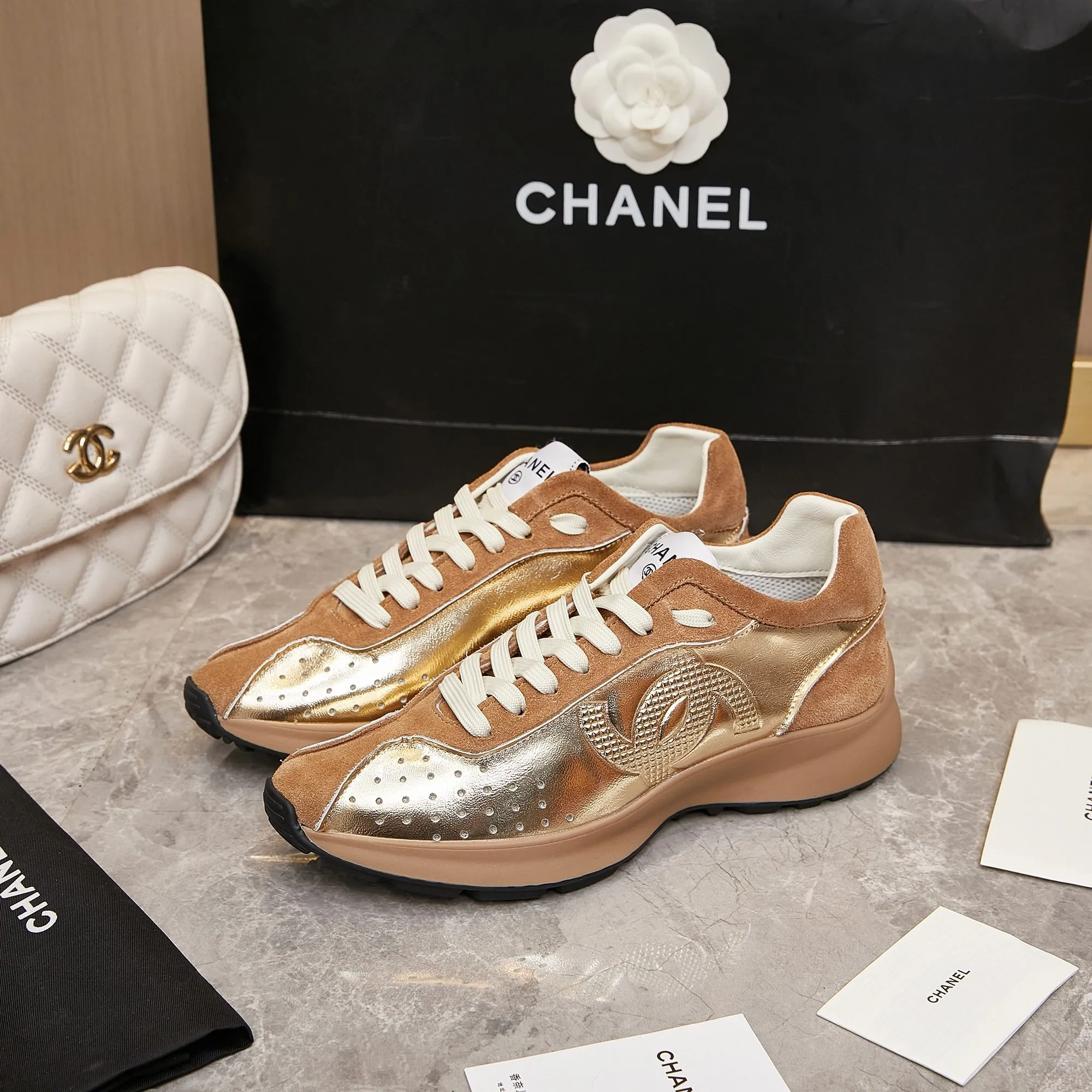 👟👟Ex-factory price 560👟👟 Chanel Grandma 2024 counter top casual sports shoes This classic design; the upper is electro-embroidered with a variety of techniques; the outsole is fashionable and sporty; it is unusual to incorporate a variety of color matching elements... The diversified mix and match is very good-looking and versatile, casual, fashionable, sports and outdoor can be taken into account... ꫛꫀꪝ Go➫ Material: ❶Upper is made of: Original imported high silk cow suede + small fragrance fabric ❷Inner lining: original imported breathable sheepskin lining ❸Outsole based on: original TPU combination outsole Special counter boutique packaging complete set for women 35–41